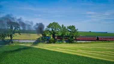 Tank Motoru Thomas 'ın Thru Ağaçları ve Tarım Alanlarına Yaklaştığı Hava Görüntüsü