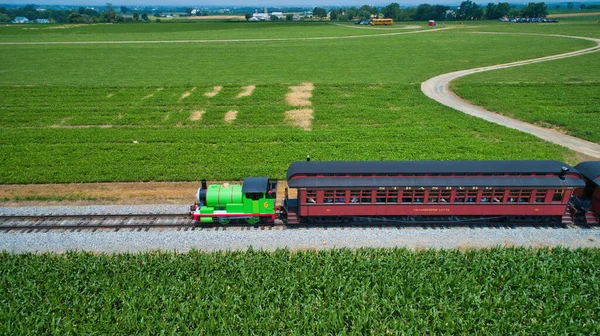 Utsikt fra luften over Percy, tankmotoren som nærmer seg jordbruksarealer – stockfoto