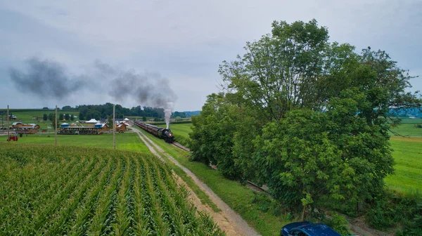 農地の風景を横断する蒸気機関車の空中ビュー — ストック写真