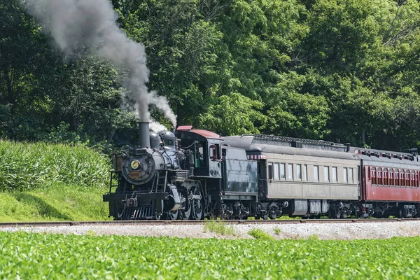 Vista de un antiguo tren de pasajeros de vapor restaurado soplando humo —  Fotos de Stock