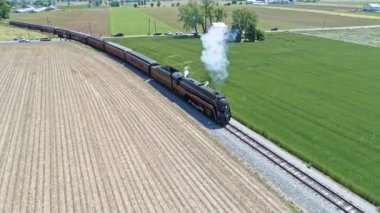 Ronks, Pennsylvania, Mayıs 2021 Yolcu Koçlarıyla Buharlı Lokomotif Arasında Güzel Bir Yaz Günü 'nde Ülkeye Yaklaşan İnsansız Hava Aracı Görüntüsü