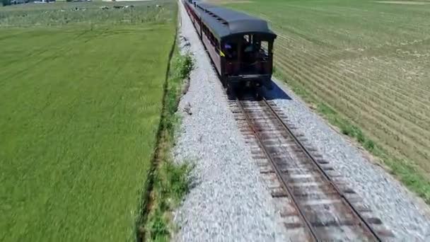 Una Vista Avión Tripulado Tren Pasajeros Vapor Con Drones Acercándose — Vídeo de stock