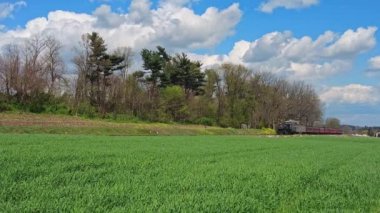 Buharlı Yolcu Treni Güzel bir bahar gününde Dumanlı Duman ve Buhar 'a yaklaşıyor