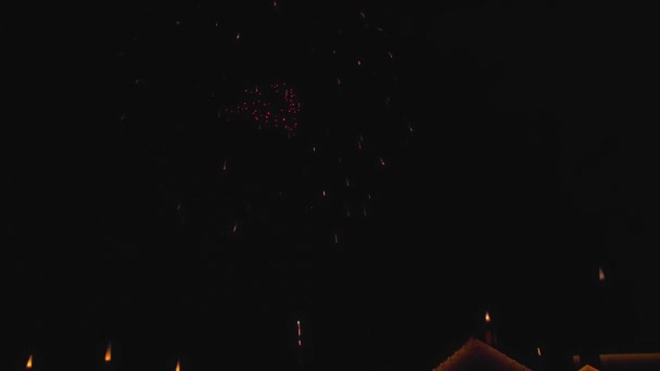 Vista Più Fuochi Artificio Esplosivi Spettacolo Una Notte Tranquilla Limpida — Video Stock