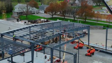 Gordonville, Pennsylvania, 9 Nisan 2025 işçiler küçük bir kasabada bir yapı inşa ediyorlar. Ağır makineler malzeme ve malzemeleri inşaat alanından geçiriyorlar. Bölgede erken dönem belirtileri var.