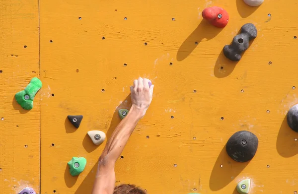 Parete di arrampicata con la mano dello scalatore — Foto Stock