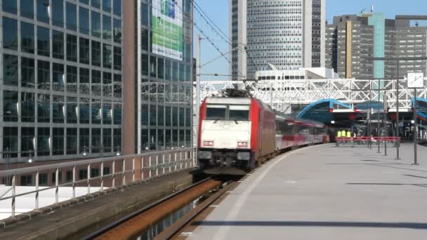 Trainen in Amsterdam, Nederland — Stockvideo