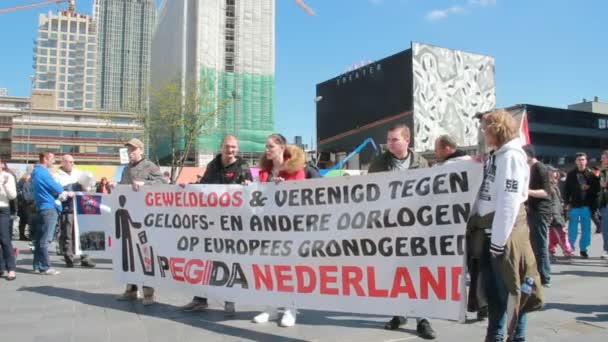 Pegida anti-islam demonstration i Haag, Holland — Stockvideo