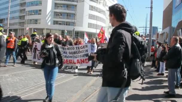 PEGIDA αντι-Ισλάμ επίδειξης στη Χάγη, Ολλανδία — Αρχείο Βίντεο