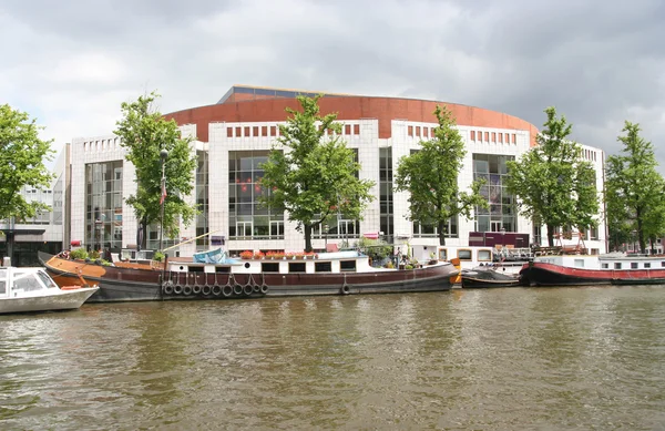 歌剧的基础上在阿姆斯特丹，荷兰运河 — 图库照片