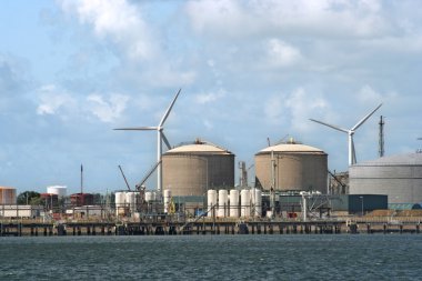 Rüzgar Türbini ve petrol rafinerisi