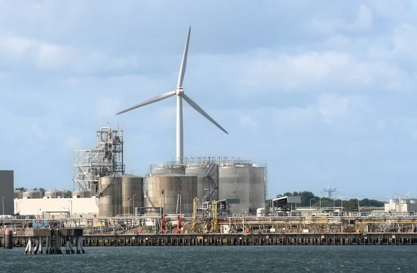 Wind turbine och olja raffinaderi — Stockfoto