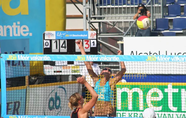 Smash in ladies volleyball match — Stock Photo, Image