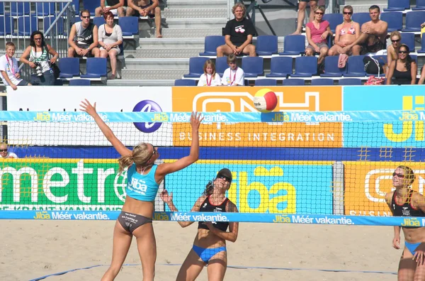 Smash en partido de voleibol damas — Foto de Stock