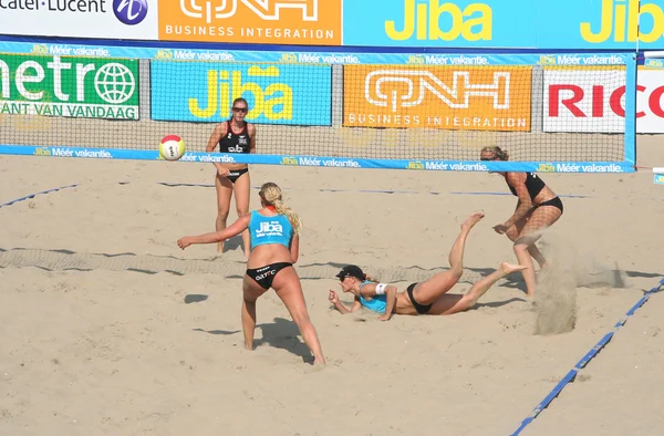 Dive at beach volleyball match — Stock Photo, Image