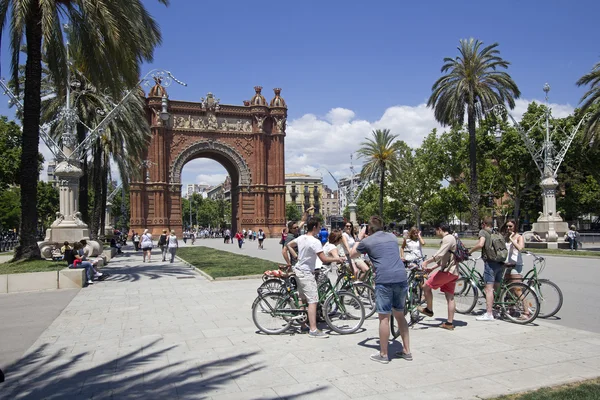 Turisti all'Arc de Triomf di Barcellona — Foto Stock