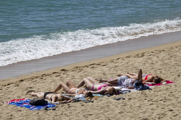 Chicas en la playa de Barcelona —  Fotos de Stock