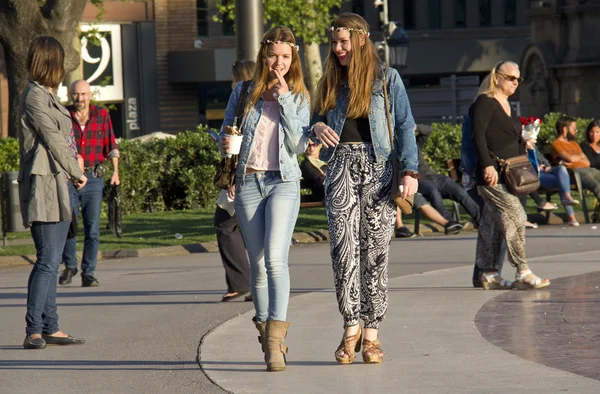バルセロナで一緒に歩く二人の女の子 — ストック写真