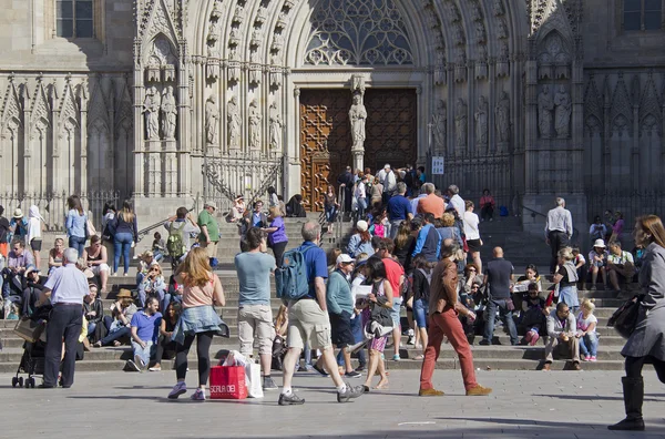 Turister på Barcelonas katedral — Stockfoto