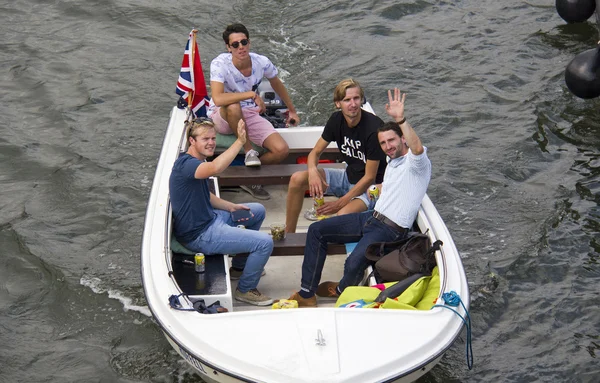 Cuatro tíos en una balsa en Amsterdam —  Fotos de Stock