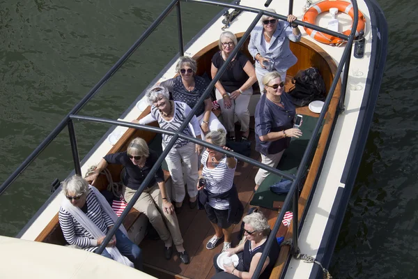 Panie w łodzi w kanale amsterdamskim — Zdjęcie stockowe
