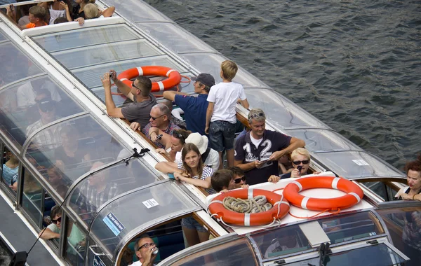 Personas en Canalboat en Amsterdam —  Fotos de Stock
