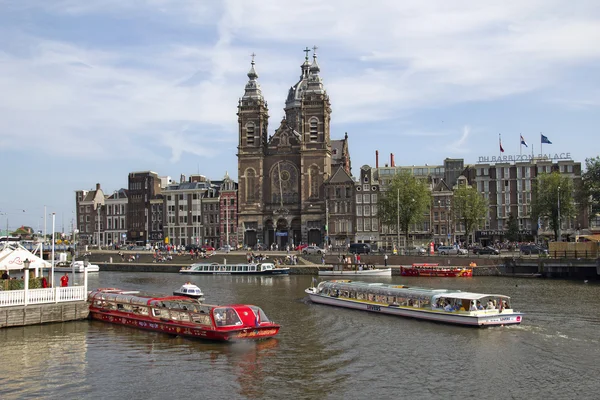 Sint-Nicolaaskerk in Amsterdam en rondvaartboten — Stockfoto