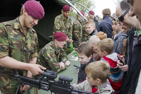 Children at an army show — Stock Photo, Image