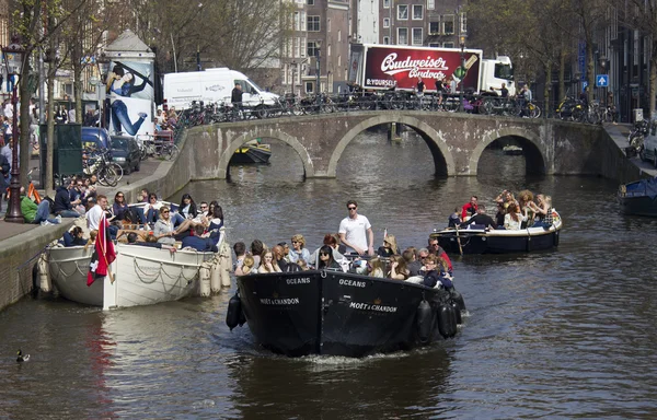 Ludzie pływają w partyboats w Amsterdamie — Zdjęcie stockowe