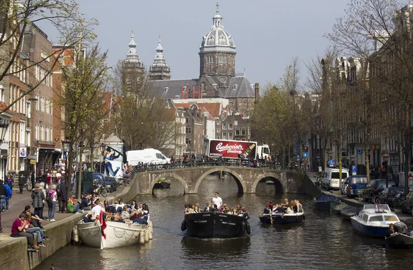 Personer i partyboats i Amsterdam — Stockfoto