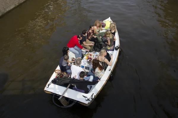 Ludzie płyniemy na partyboat w Amsterdamie — Zdjęcie stockowe