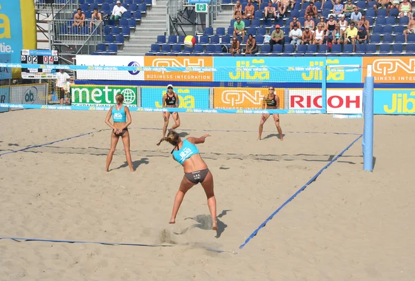 Leute spielen Beachvolleyball am Strand von Scheveningen — Stockfoto