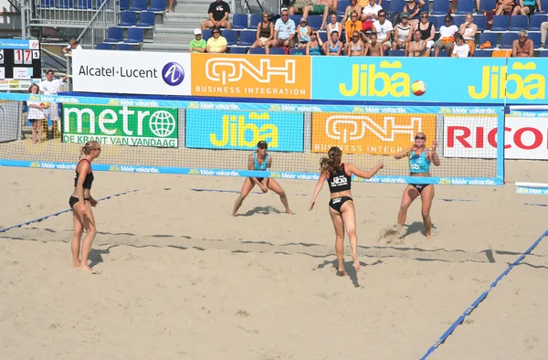 La gente juega Voleibol Playa en la playa de Scheveningen —  Fotos de Stock