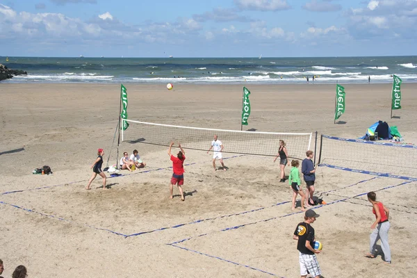 Люди играют в пляжный волейбол на пляже Шевенинген — стоковое фото