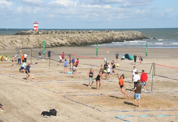 Lidé hrají plážový volejbal na pláži Scheveningen — Stock fotografie