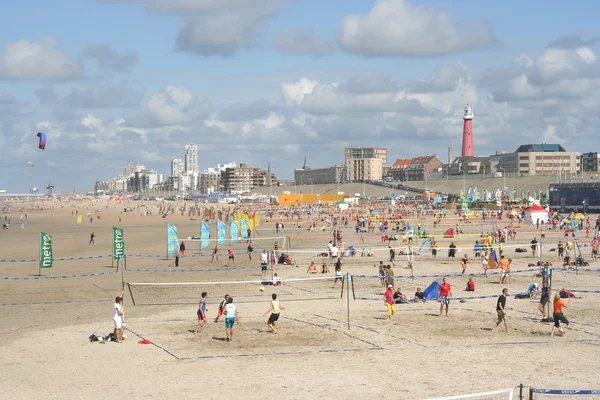 La gente gioca a beach volley sulla spiaggia di Scheveningen — Foto Stock