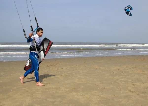 Kite Surfer spacery po plaży — Zdjęcie stockowe