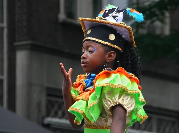 Karneval dívka v průvodu — Stock fotografie