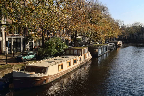 Canal Con Casas Flotantes Árboles Otoñales Amsterdam Holanda — Foto de Stock