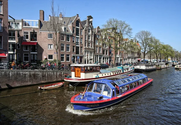 Amsterdam Niederlande April 2010 Touristen Auf Einem Tourenboot Den Grachten — Stockfoto