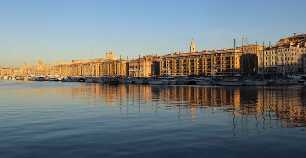 Zonsopgang Oude Haven Van Marseille Frankrijk Met Pleziervaartuigen Historische Gebouwen — Stockfoto