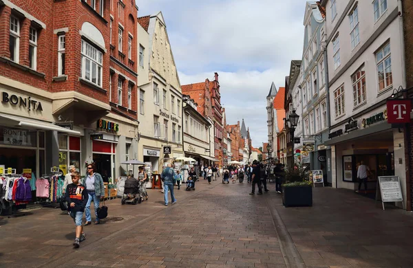 Luneburg Tyskland Juli 2019 Människor Går Shoppinggata Med Historiska Byggnader — Stockfoto