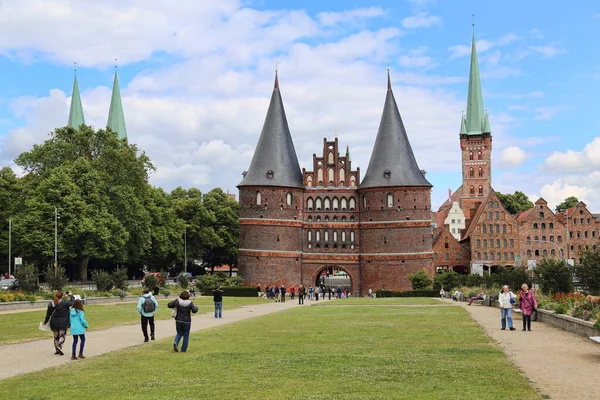 Lubeck Alemania Julio 2019 Gente Camina Por Pequeño Parque Frente —  Fotos de Stock