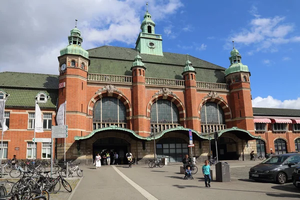 Lubeck Germany July 2019 Люди Йдуть Від Історичного Залізничного Вокзалу — стокове фото