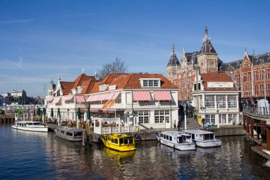 Amsterdam, Hollanda - 14 Ekim: Amsterdam Merkez İstasyonu 'nda kafe ve turnuva tekneleri