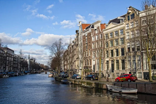 Amsterdam Holland December 2014 Folk Går Längs Kanal Med Historiska — Stockfoto