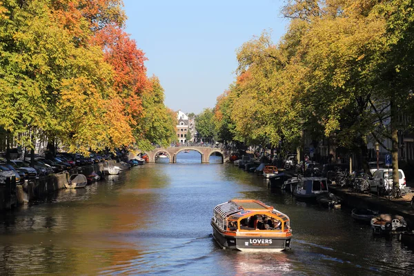 Amsterdã Holanda Outubro 2016 Pessoas Navegam Barco Turismo Canal Com — Fotografia de Stock