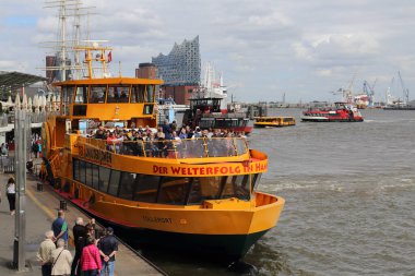 Hamburg, Almanya - 2 Temmuz 2019: Yolcular 2 Temmuz 2019 'da Almanya' nın Hamburg kentindeki Elbe nehrinde vapura binmek üzere vapura bindiler.