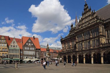 Bremen, Almanya - 1 Temmuz 2019: Bremen, Almanya 'da Marktplatz şehir meydanında yürüyen insanlar ve tarihi binalar