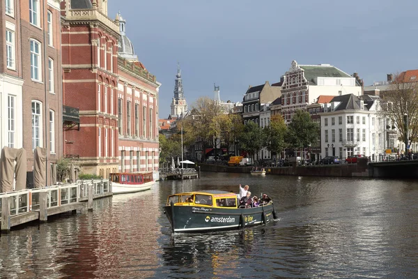 Amsterdã Holanda Outubro 2019 Pessoas Pequeno Barco Canal Edifícios Históricos — Fotografia de Stock
